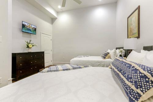 Luxury 3BR condo in Downtown - image 14