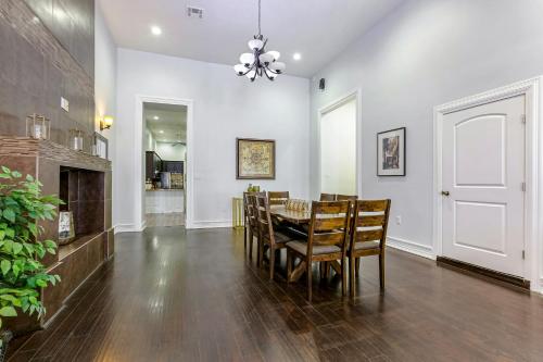 Luxury 3BR condo in Downtown - image 14