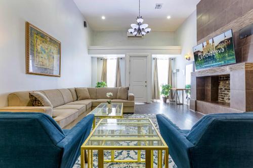 Luxury 3BR condo in Downtown - image 9