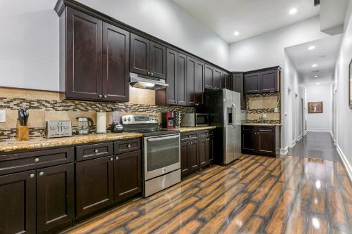 Luxury 3BR condo in Downtown - image 12