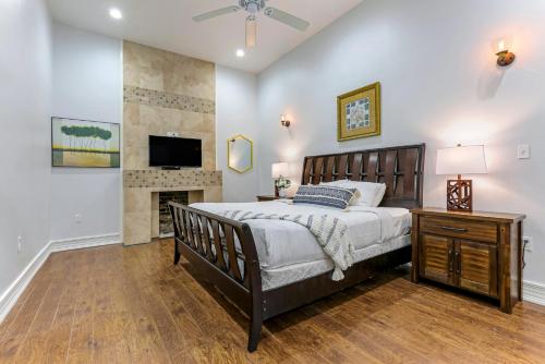 Luxury 3BR condo in Downtown - image 11