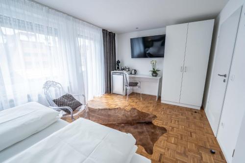 Habitación, City Apartments FN L 6 KLIMATISIERT mit Balkon - Deluxe Doppelzimmer in Friedrichshafen