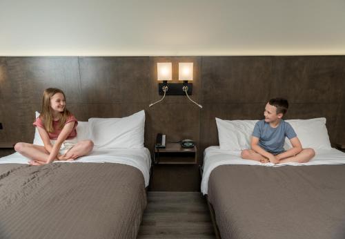 351815285 Hôtel & Suites Normandin Lévis