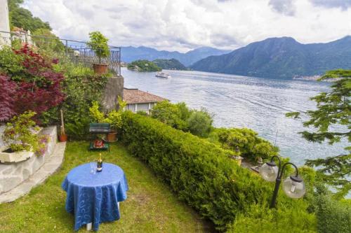  Frontlake - Apartment with Lake view in Sala Comacina