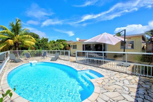 Villa de 2 chambres a Saint Francois a 500 m de la plage avec vue sur la mer piscine privee et jardin clos - Location, gîte - Saint François