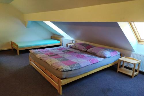 1 queen bed, 2 twin beds