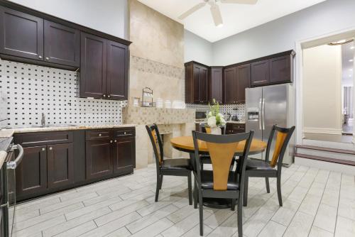 Luxury 4BR condo in Downtown - image 13