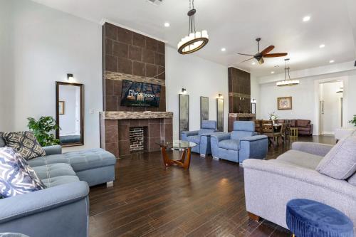Luxury 4BR condo in Downtown - image 6