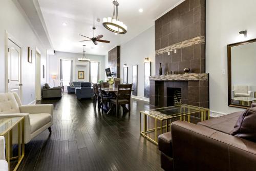 Luxury 4BR condo in Downtown - image 11