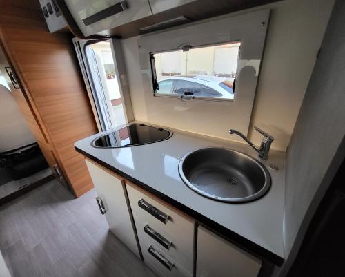 virtuve, Lakóautó bérlés LUXUS Négy keréken (Lakoauto berles LUXUS Negy kereken) in Dunaszeg