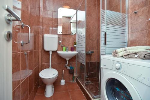 One-Bedroom Apartment image 9