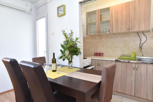 One-Bedroom Apartment image 2