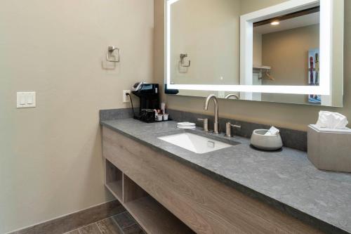 Ski Inn Taphouse Hotel - image 4