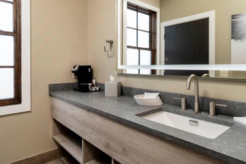 Ski Inn Taphouse Hotel - image 8