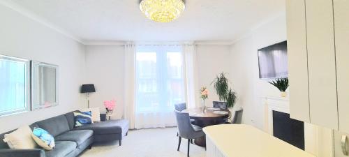 Picture of Spacious 3 Bed Flat Near The Sea With Parking