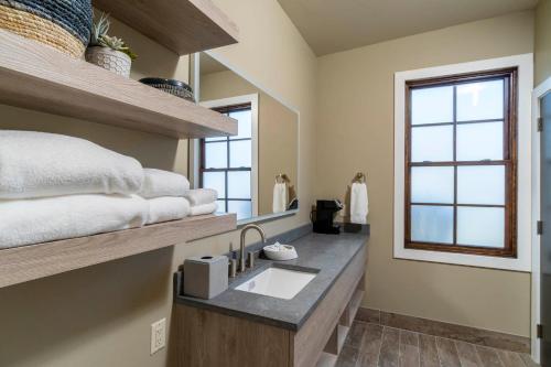 Ski Inn Taphouse Hotel - image 12