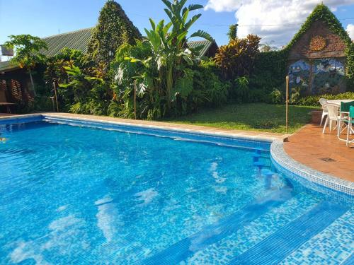 Peldbaseins, Hosteria Helvecia in Montecarlo