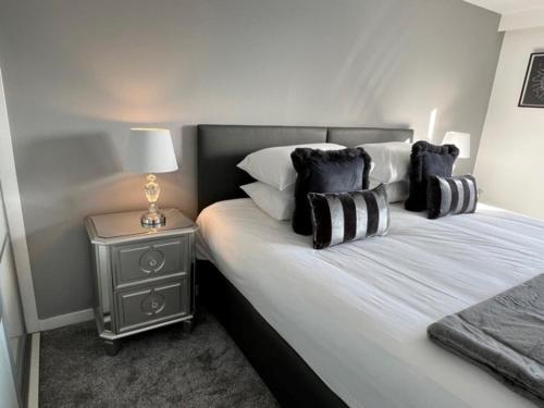 Modern & Spacious 2 bed Merchant City Apart-High St, Glasgow (photo 3)