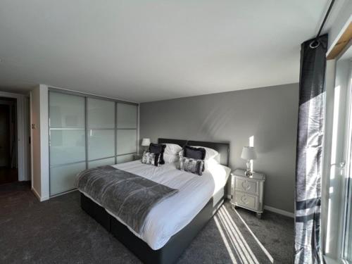 Modern & Spacious 2 bed Merchant City Apart-High St, Glasgow (photo 2)