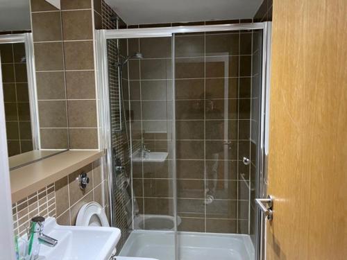 Modern & Spacious 2 bed Merchant City Apart-High St, Glasgow (photo 4)