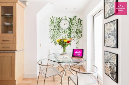 Contractor House by City Centre - 4 Bedrooms with 6 separate beds & Parking - image 13