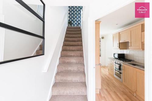 Contractor House by City Centre - 4 Bedrooms with 6 separate beds & Parking - image 10