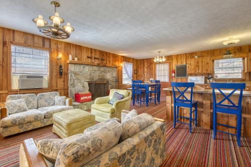 Taras Dream Mountain Cabin in Canton, USA