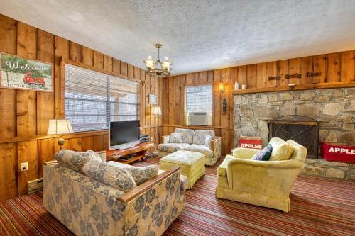 Taras Dream Mountain Cabin in Canton, USA