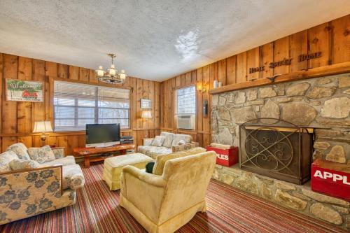 Taras Dream Mountain Cabin in Canton, USA