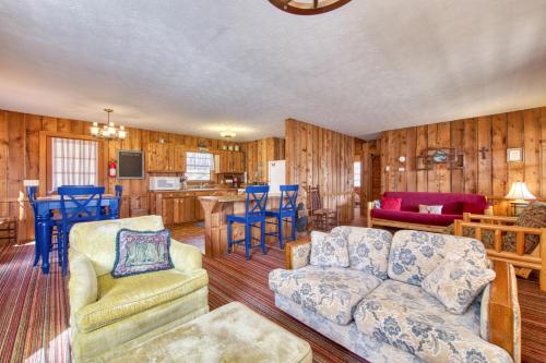 Taras Dream Mountain Cabin in Canton, USA