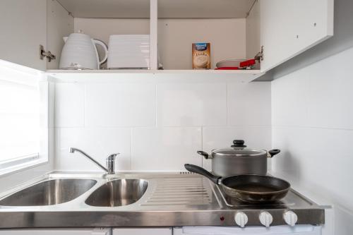 Modern and Stylish 1-Bedroom Guesthouse near M6 J10 Perfect for Business Stays & Couples Free Parkin in Bentley