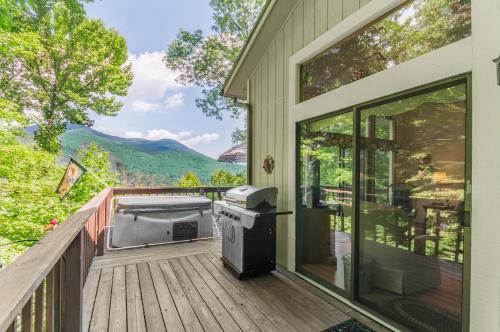 Bella Vista - Hot Tub and Pet Friendly in Maggie Valley, USA