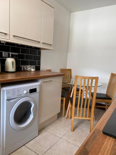 Cosy 2 Bed Flat 1 in Swansea - Home away from Home