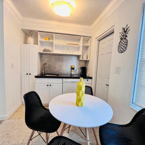 CocoBay 2BR Condos Near Beach, Galleria Mall, Wilton Manors, Cruise Port - 주방