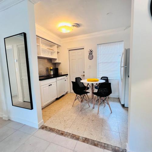 CocoBay 2BR Condos Near Beach, Galleria Mall, Wilton Manors, Cruise Port - 주방