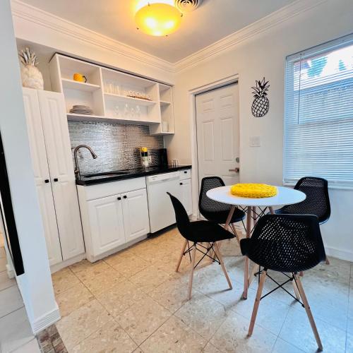 CocoBay 2BR Condos Near Beach, Galleria Mall, Wilton Manors, Cruise Port - 주방