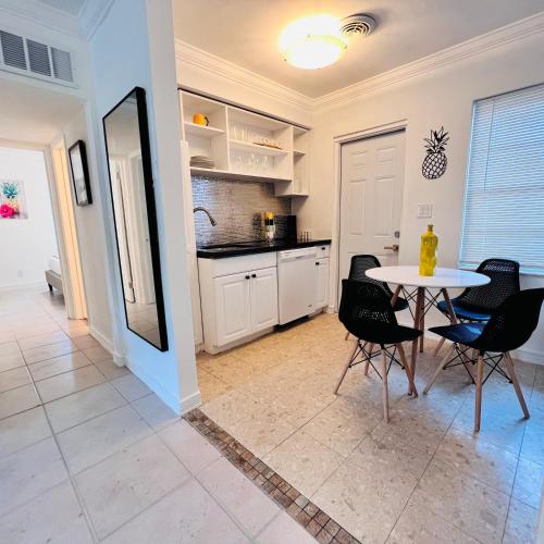 CocoBay 2BR Condos Near Beach, Galleria Mall, Wilton Manors, Cruise Port - 주방