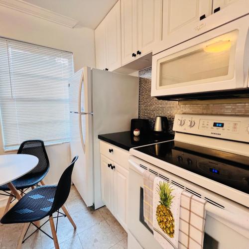 CocoBay 2BR Condos Near Beach, Galleria Mall, Wilton Manors, Cruise Port - 주방