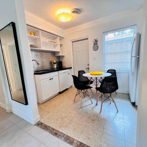 CocoBay 2BR Condos Near Beach, Galleria Mall, Wilton Manors, Cruise Port - 주방