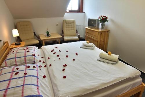 1 queen bed, 2 twin beds