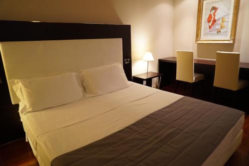 1 queen bed, 1 twin bed