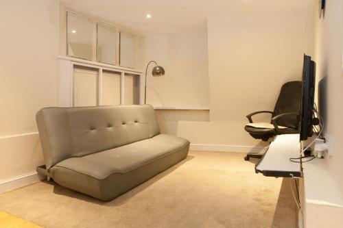 Pass the Keys Modern Mezzanine in Earl's Court, for 6 gîte à louer Fraser Place Chelsea