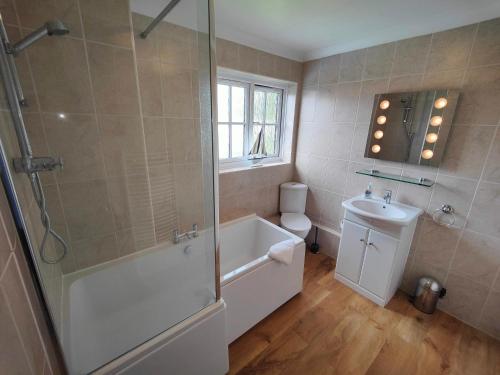 Birdsong Rural Winchester Twyford - 2BR, 5BR, 7BR - sleeps upto 16