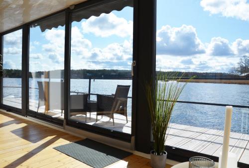 Schwimmendes Haus, freier Blick aufs Wasser im Schärengebiet Blankaholm inkl Boot - Hotel - Blankaholm
