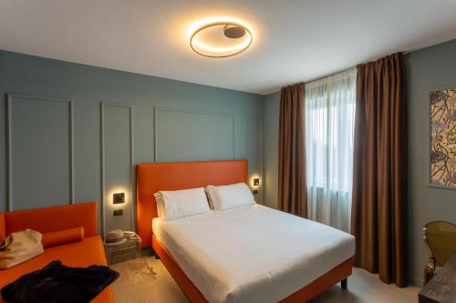 1 queen bed, 1 twin bed