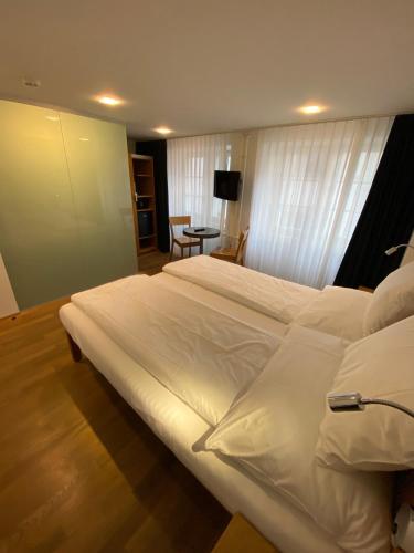 Superior King Room image 6