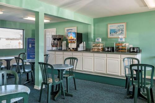 Food and beverages, Rodeway Inn & Suites in Rehoboth Beach (DE)