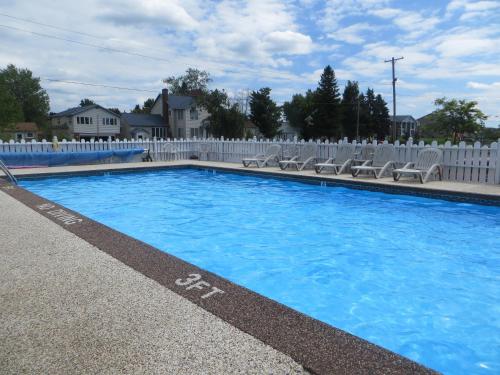 Swimming pool, Snyders Shoreline Inn in Ludington (MI)