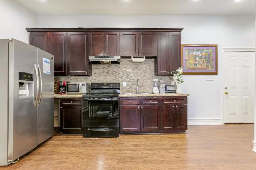 Elegant 4BR Condo in Downtown by Hosteeva - image 6