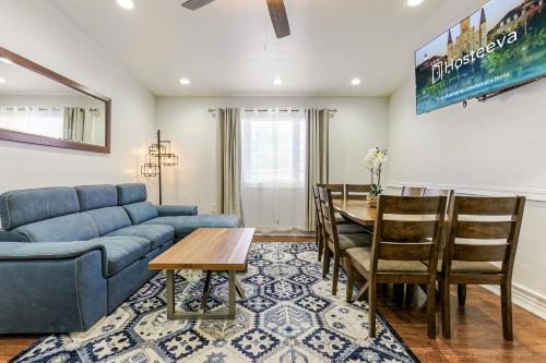 Elegant 4BR Condo in Downtown by Hosteeva - main image